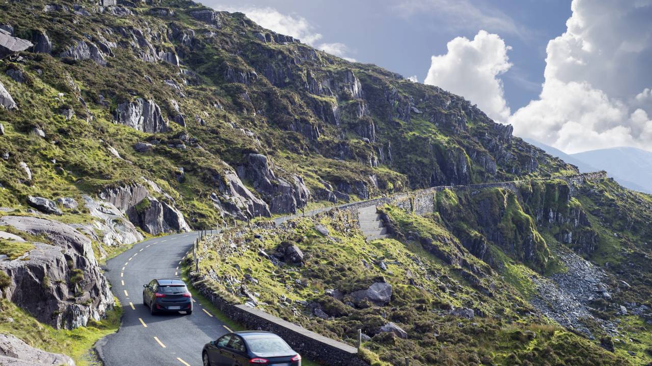 Estrada na Irlanda ganha fama por ser a mais estreita do país, pois o trajeto a 456 metros de altitude serpenteia penhascos na Península de Dingle