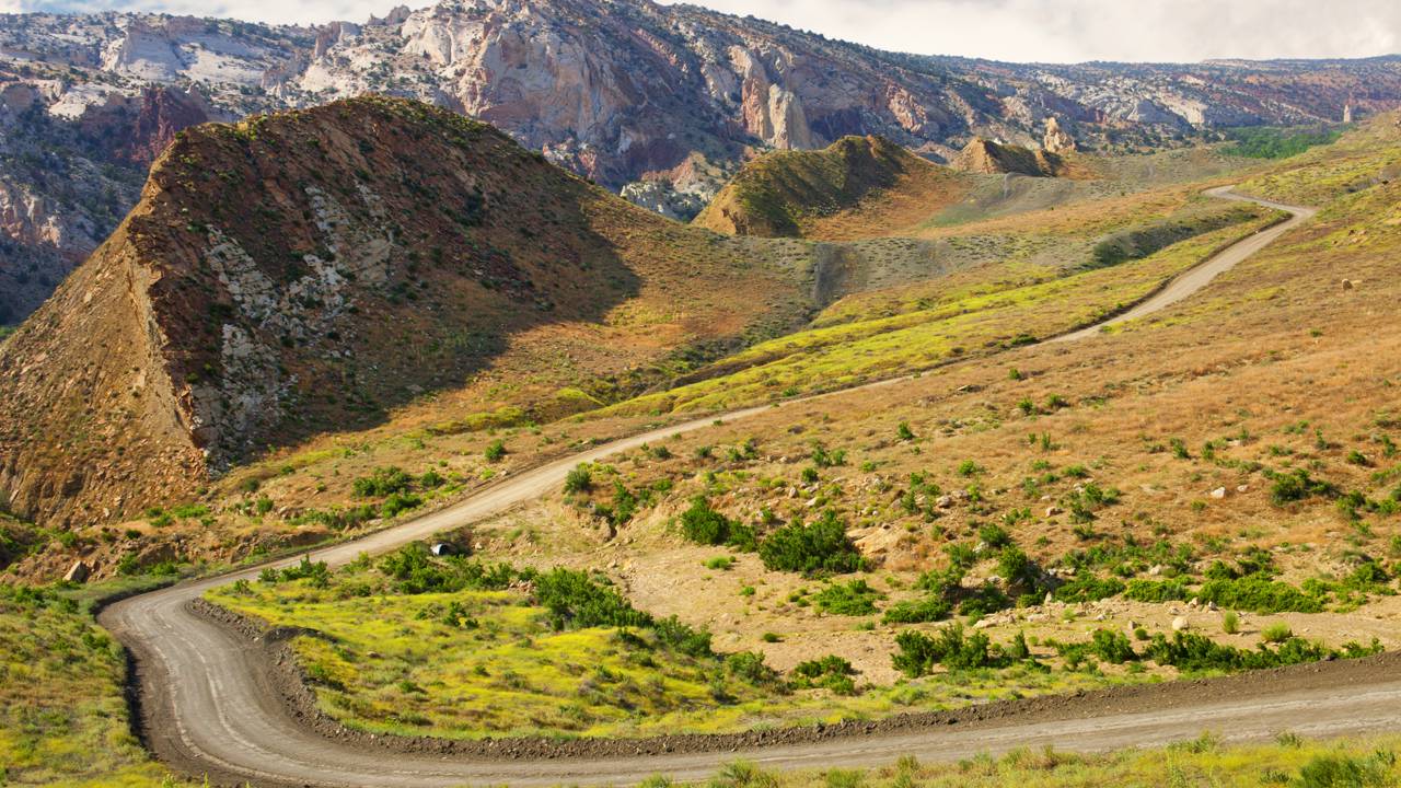 Estrada em Utah ganha fama por seu isolamento, pois seus 74 km de terra atravessam o Grand Staircase entre rochas pontiagudas e argila