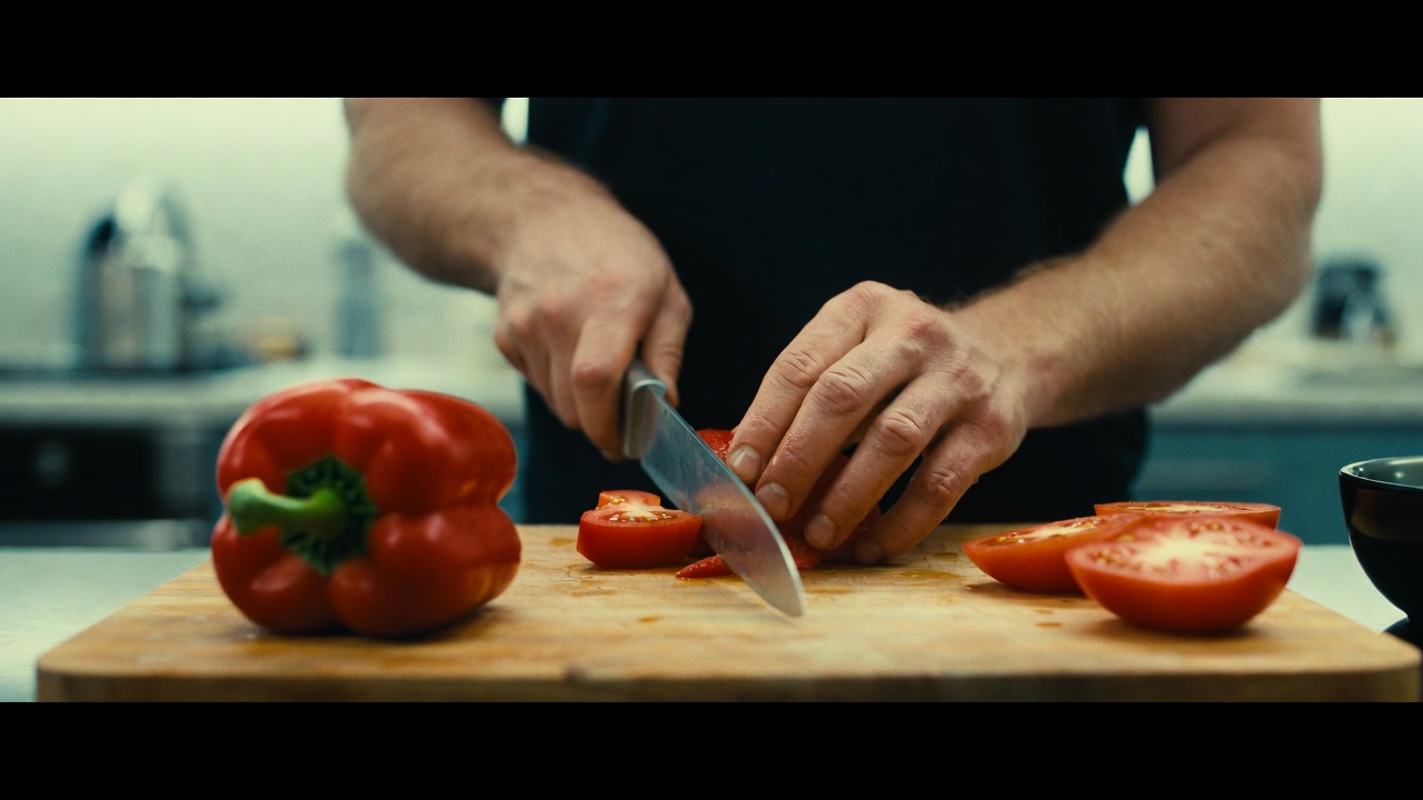 Substituir as 6 lâmpadas dicroicas da cozinha por modelos LED de 4000K aumenta a visibilidade em 50% e reduz o consumo de energia em R$ 180 ao ano