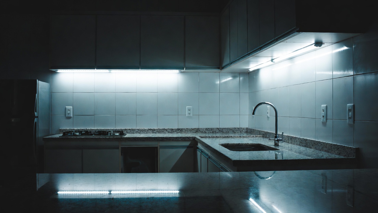 Substituir as 6 lâmpadas dicroicas da cozinha por modelos LED de 4000K aumenta a visibilidade em 50% e reduz o consumo de energia em R$ 180 ao ano