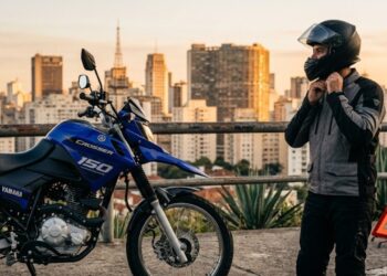 Pesando apenas 134 quilos e com tanque capaz de rodar 480 quilômetros sem parar, a nova Yamaha Crosser 150 traz freios de alta segurança por 22 mil reais e domina o asfalto das capitais