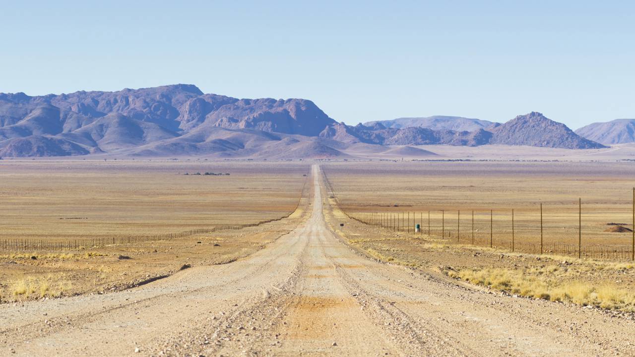 Estrada na Namíbia ganha fama por seu isolamento, pois seus 120 km de extensão margeiam o deserto, sendo a rota mais fotogênica do sudoeste africano