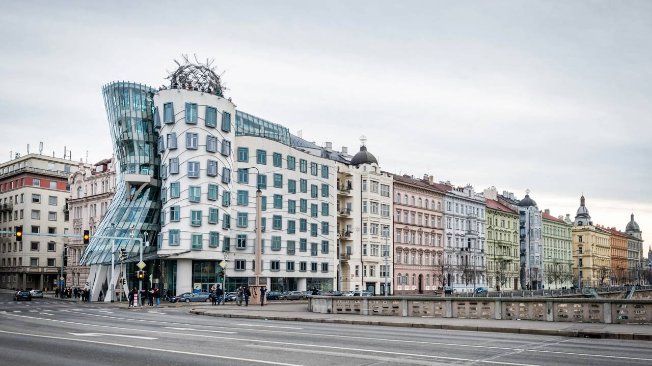 Com suas torres de vidro e concreto que simulam um par dançando, a obra de 1996 tornou-se o ícone mais ousado da arquitetura moderna de Praga