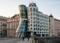 Com suas torres de vidro e concreto que simulam um par dançando, a obra de 1996 tornou-se o ícone mais ousado da arquitetura moderna de Praga