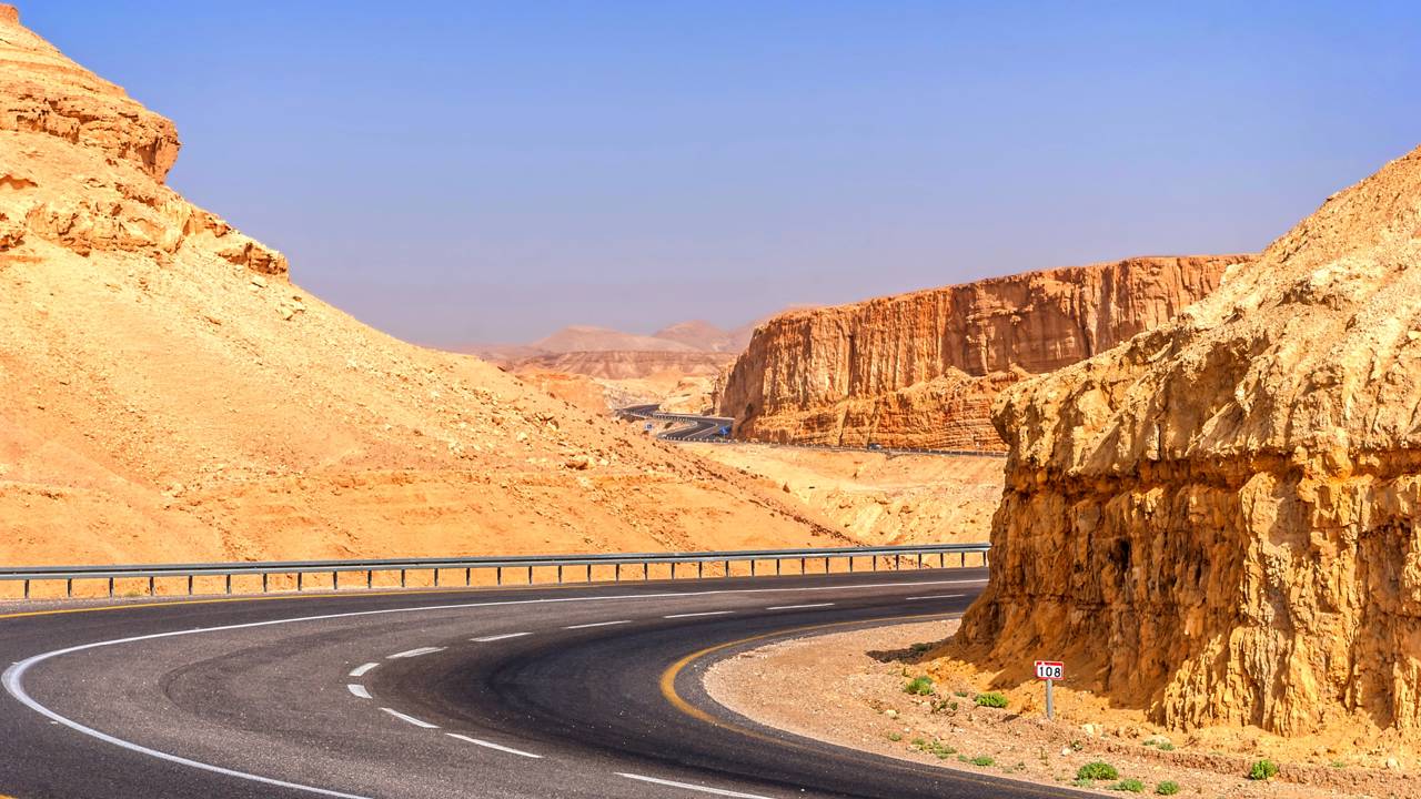 Rodovia na Jordânia ganha fama por ser a mais baixa do mundo, pois seu trajeto a 418 metros abaixo do mar margeia as águas salgadas do Mar Morto