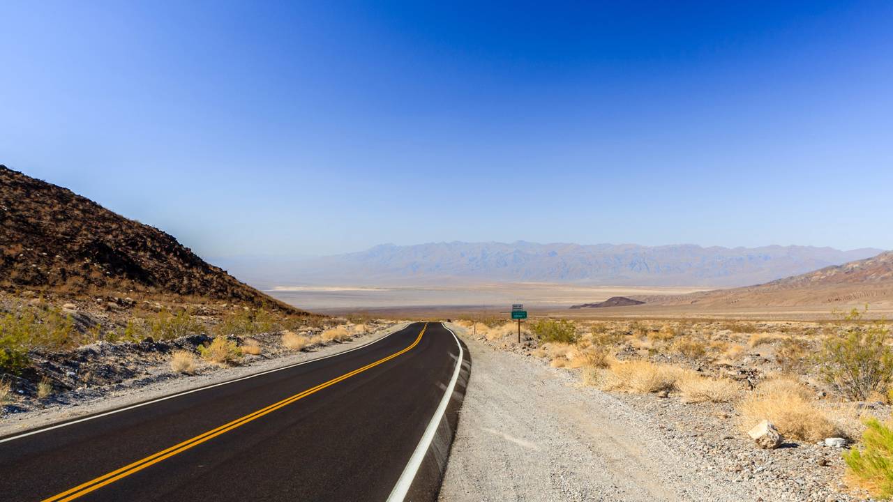 Rodovia na Califórnia atravessa o ponto mais baixo da América do Norte; com 210 km de asfalto no deserto, a Highway 190 atinge 54 graus de calor