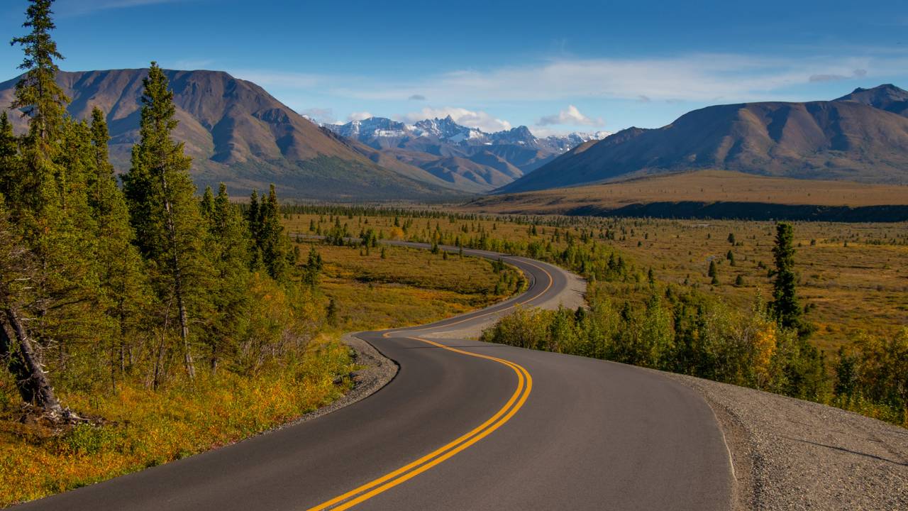 Rodovia no Alasca ganha fama por seu isolamento, pois seus 148 km de cascalho cruzam o coração selvagem do Denali entre ursos e montanhas nevadas