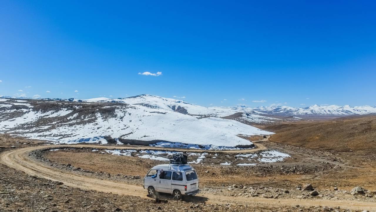 Estrada no Paquistão ganha fama por sua altitude, pois o trajeto a 4.114 metros de altitude atravessa o segundo planalto mais alto de todo o planeta