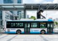 Recarregando suas baterias em apenas 20 segundos a cada parada, o inovador ônibus elétrico asiático elimina a necessidade de fios e transporta até 120 pessoas de forma silenciosa