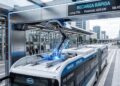 Exigindo apenas cerca de 15 segundos na tomada, o inovador coletivo de 18 metros transporta até 120 pessoas com o apoio de uma rede de recarga ultrarrápida de 600 kW em cada parada
