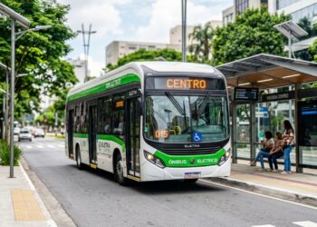 Utilizando tecnologia 100% brasileira, o moderno ônibus elétrico de 12 metros recupera energia nas frenagens para transportar cerca de 70 passageiros com emissão zero