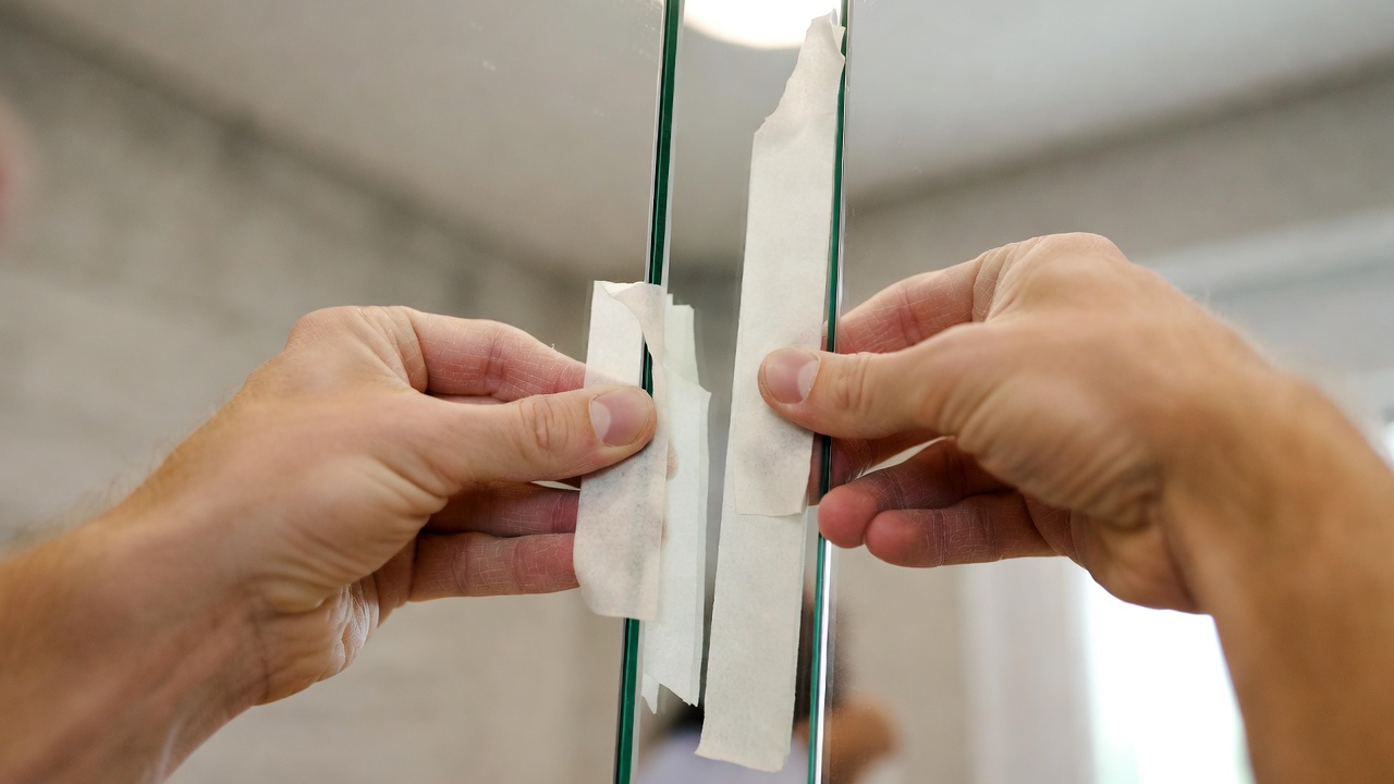 Instalar 2 espelhos verticais na parede oposta à janela aumenta a iluminação natural da sala em até 40 por cento e cria um ambiente visualmente gigante