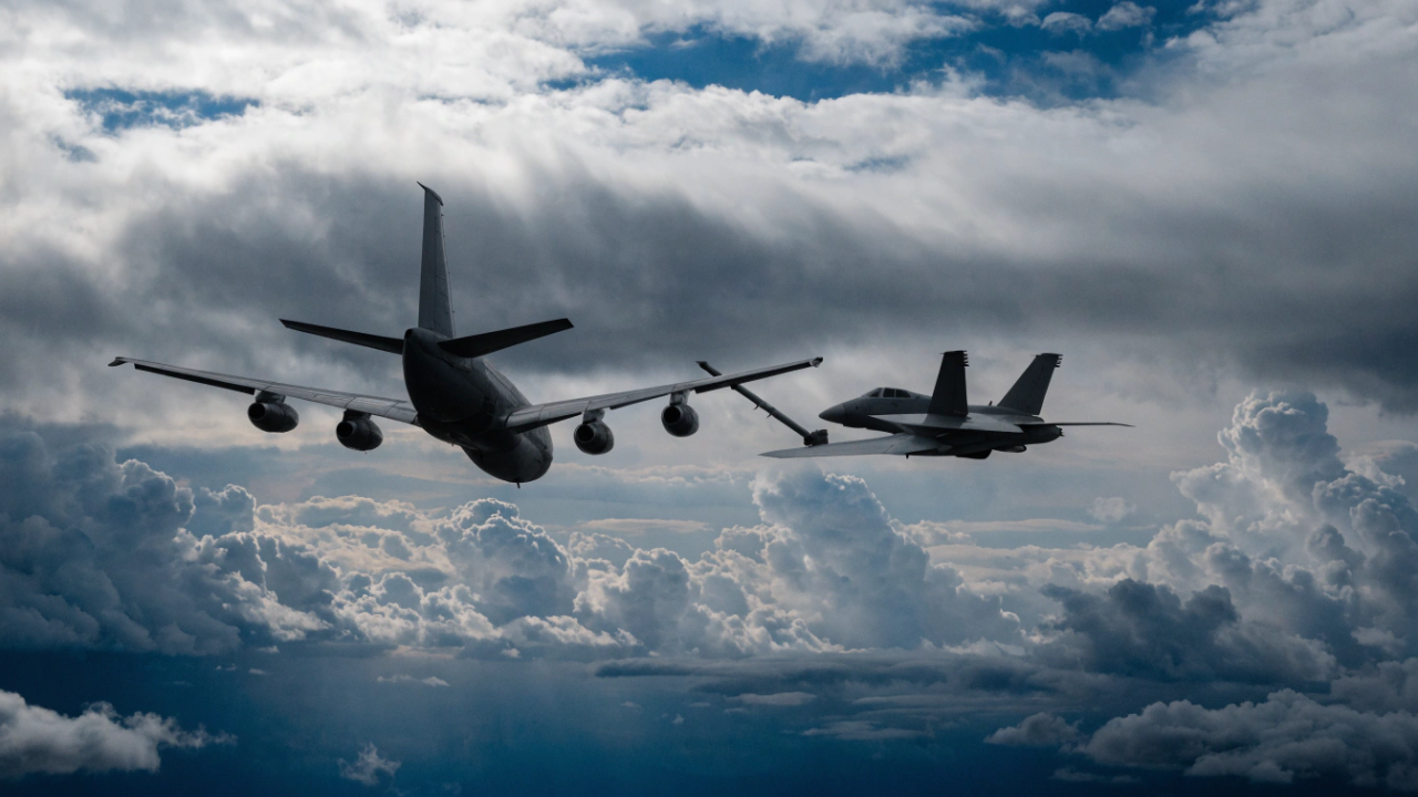 Esse avião conecta um cano em outro avião a 800 quilômetros por hora e transfere toneladas de combustível voando