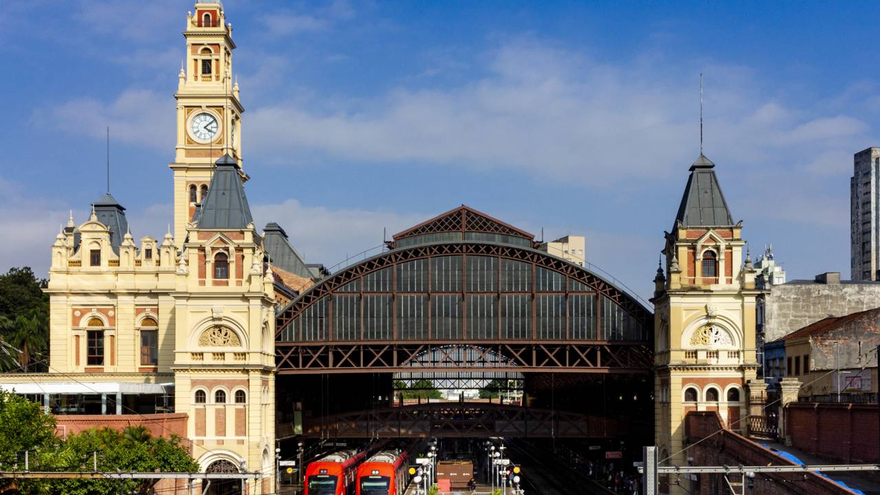 Com sua estrutura de ferro trazida da Inglaterra em 1901, a estação ferroviária virou o maior símbolo da era do café e da história de São Paulo