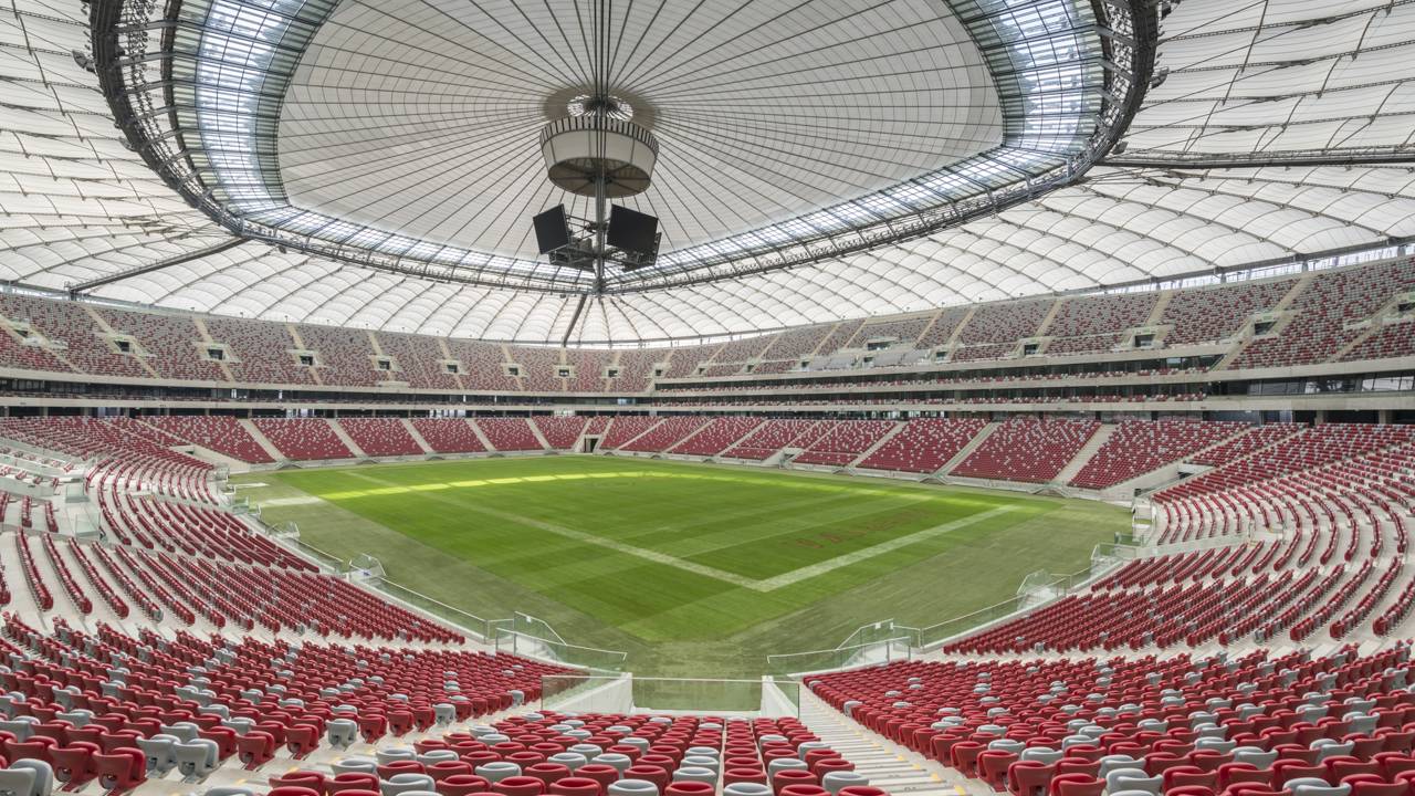 Com teto retrátil de PVC e capacidade para 58 mil torcedores, a arena de 2012 tornou-se o maior estádio da Polônia e um ícone de sua capital