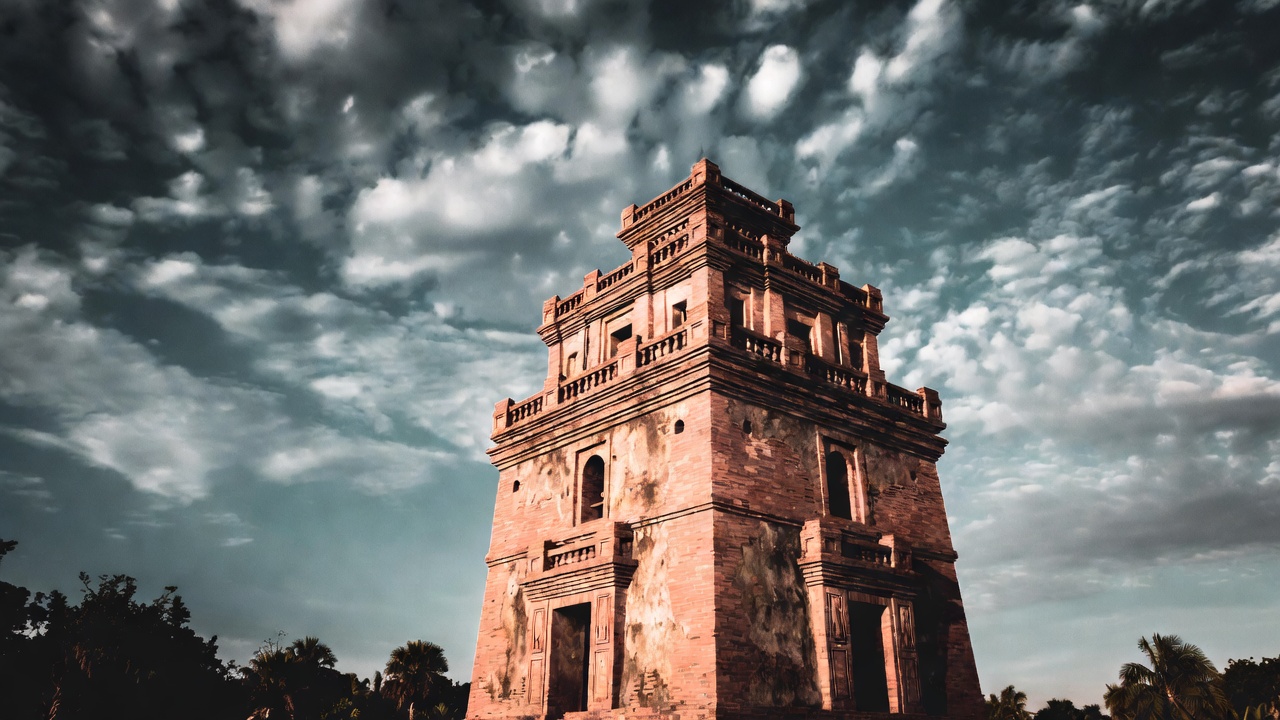 O monumento milenar esquecido no meio do nada: erguida há mais de mil anos e única sobrevivente do misterioso império Óc Eo, a torre solitária de tijolos intriga arqueólogos por sua resistência implacável contra o tempo