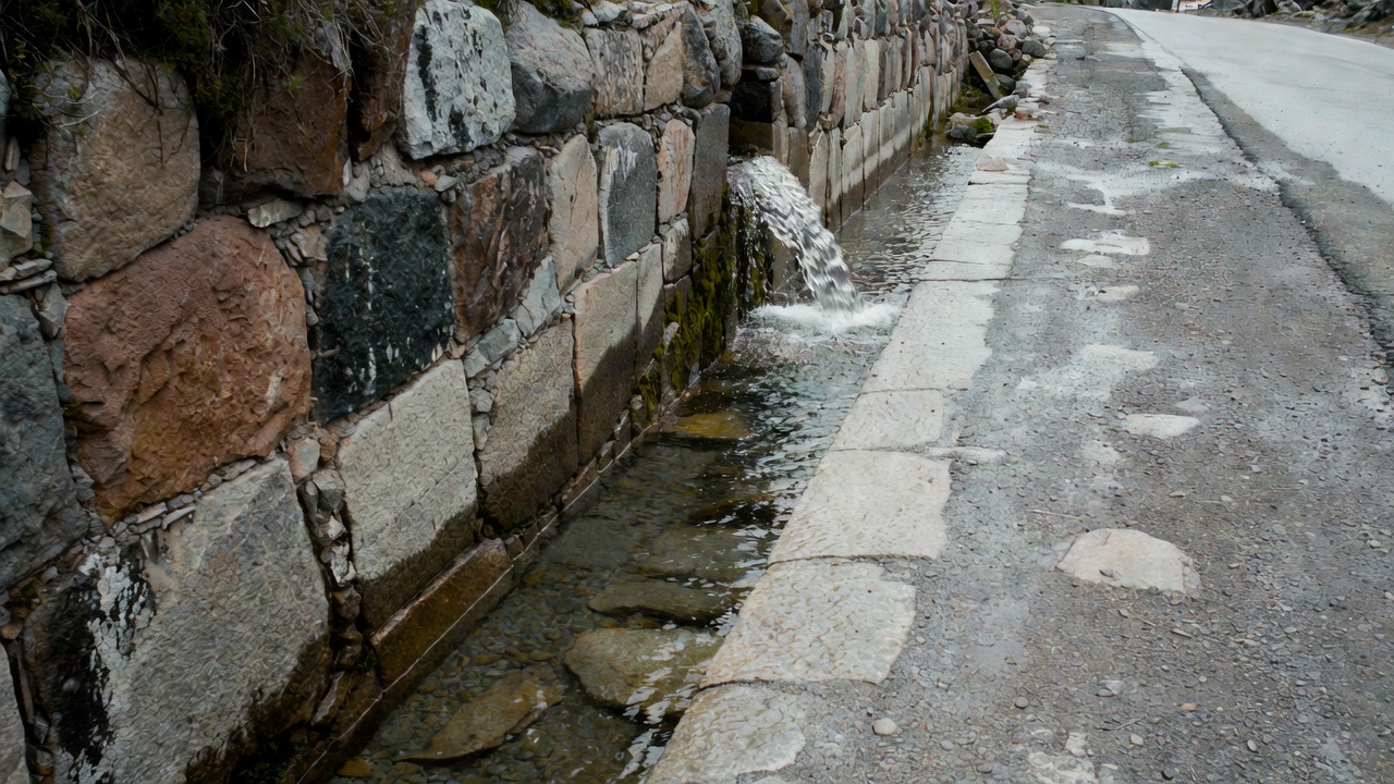 Cruzando montanhas a mais de 6 mil metros de altitude, a monumental rede de estradas de 30 mil quilômetros conectava um vasto império de pedra há cerca de 600 anos