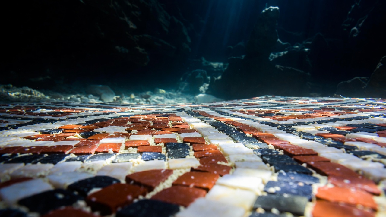 Exibindo mosaicos intactos a cerca de 5 metros de profundidade, a luxuosa cidade submersa na costa italiana revela vilas imperiais de cerca de 2 mil anos, preservadas de forma impressionante pela atividade vulcânica