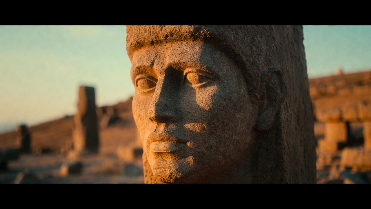 Escavações em sítio de 11 mil anos na Turquia revelam esculturas realistas e estruturas circulares que desafiam a cronologia oficial da revolução agrícola da humanidade