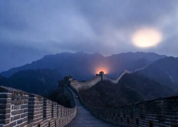Erguida há mais de 2.300 anos com 21.196 quilômetros de extensão, a colossal muralha chinesa consumiu 100 milhões de toneladas de tijolos brutos