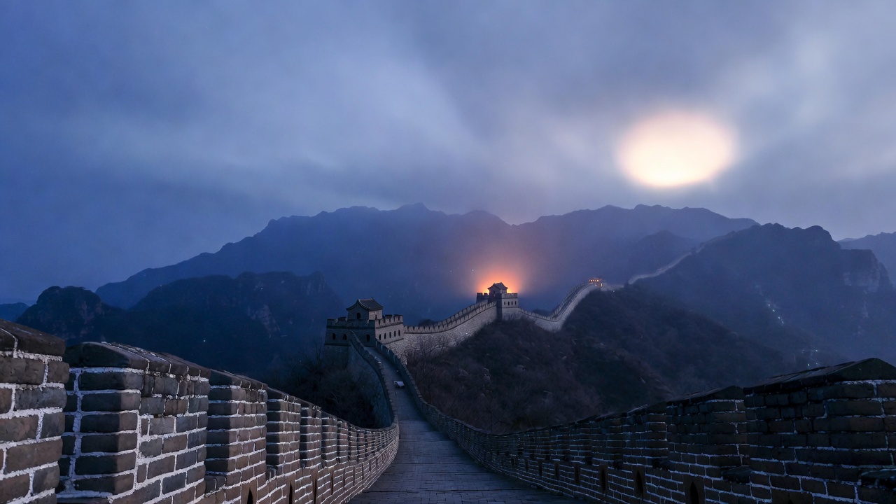 Erguida há mais de 2.300 anos com 21.196 quilômetros de extensão, a colossal muralha chinesa consumiu 100 milhões de toneladas de tijolos brutos