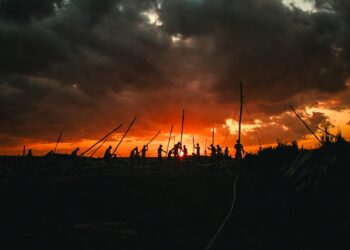 Contendo cerca de 20 fossos monumentais com 10 metros de largura, o círculo sagrado de 2 quilômetros de diâmetro rodeia Stonehenge e revela um dos maiores planejamentos territoriais da Pré-História