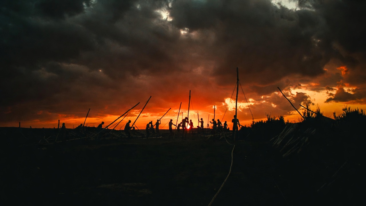 Contendo cerca de 20 fossos monumentais com 10 metros de largura, o círculo sagrado de 2 quilômetros de diâmetro rodeia Stonehenge e revela um dos maiores planejamentos territoriais da Pré-História