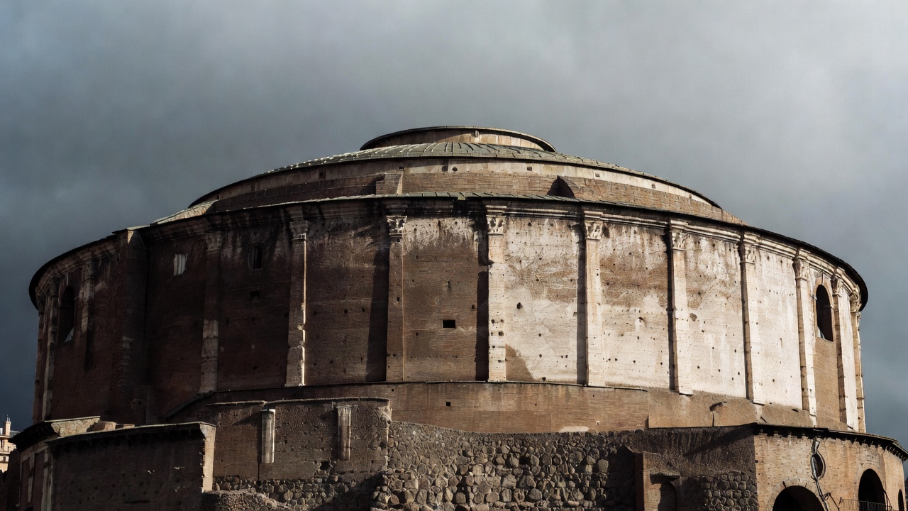 Ostentando uma cúpula de concreto de 43 metros de diâmetro, o imponente monumento erguido há quase 2 mil anos sustenta o próprio peso sem utilizar uma única barra de aço