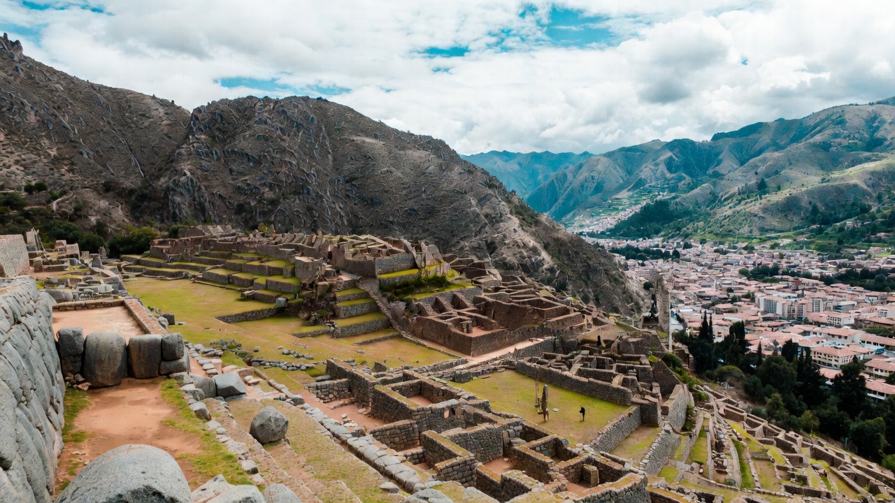 Encaixando blocos de até 200 toneladas com precisão milimétrica, a fortaleza erguida a 3 mil metros de altitude exibe um nível de engenharia que a tecnologia atual sofre para replicar