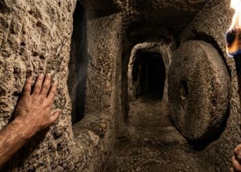 Abrigando cerca de 20 mil pessoas em 18 níveis escavados na rocha, a metrópole subterrânea de 85 metros de profundidade funcionava há mais de 1.200 anos como um bunker com ventilação natural extremamente eficiente