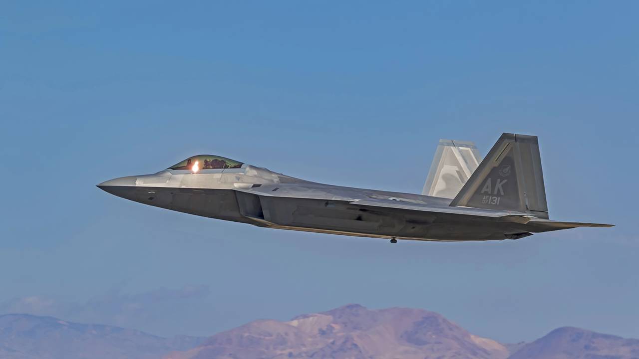 Com velocidade acima de Mach 2.2 e proibição federal de exportação, o F-22 Raptor, de US$ 300 milhões, é o caça de superioridade aérea mais letal do mundo