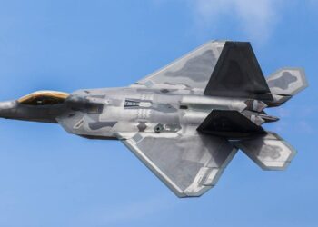 Baixa detecção, aviônica integrada e radar de longo alcance transformam esse caça furtivo em referência de superioridade aérea moderna