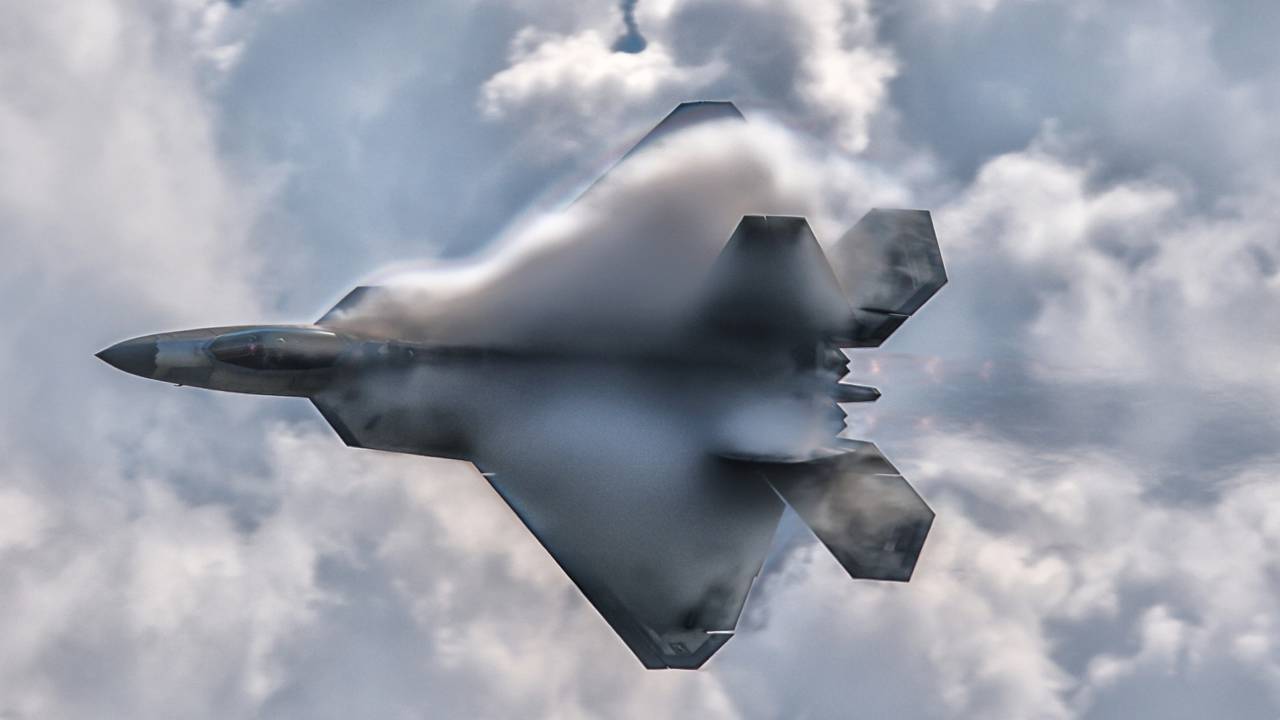 Baixa detecção, aviônica integrada e radar de longo alcance transformam esse caça furtivo em referência de superioridade aérea moderna