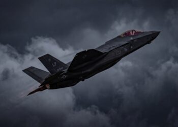 Esse avião passa por cima de radares militares sem ser detectado e a engenharia por trás disso é impressionante