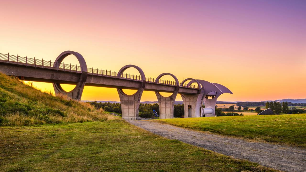 Com seu elevador rotativo de 35 metros de altura e inaugurada em 2002, a roda de Falkirk virou a maior obra da engenharia náutica da Escócia