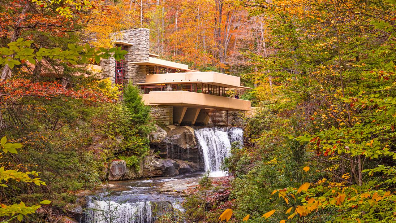 Com terraços suspensos sobre uma queda d'água ativa, a obra de 1935 virou o maior ícone da arquitetura moderna e um desafio para a gravidade nos EUA