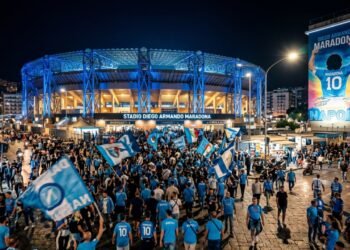 Com capacidade para 54.726 torcedores e teto metálico, a arena de 1959 tornou-se o templo sagrado de Nápoles e o maior tributo ao craque argentino