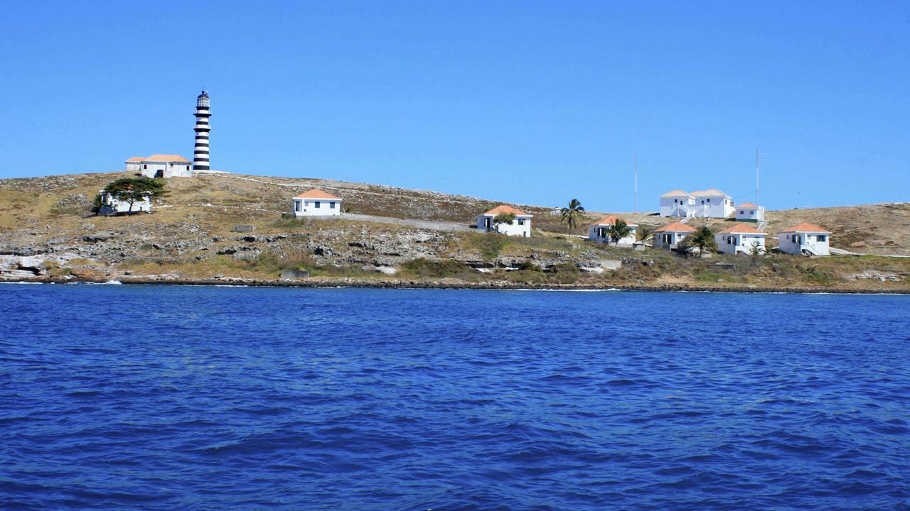 Com sua torre de ferro de 22 metros datada de 1861, o Farol de Abrolhos tornou-se o guia vital para navegadores no maior banco de corais da Bahia