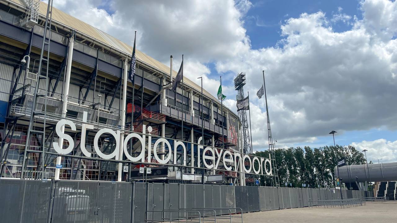 Com seu formato de caldeirão de 1937 e 51.117 lugares, o estádio De Kuip em Roterdã tornou-se um dos palcos mais intimidadores do futebol europeu
