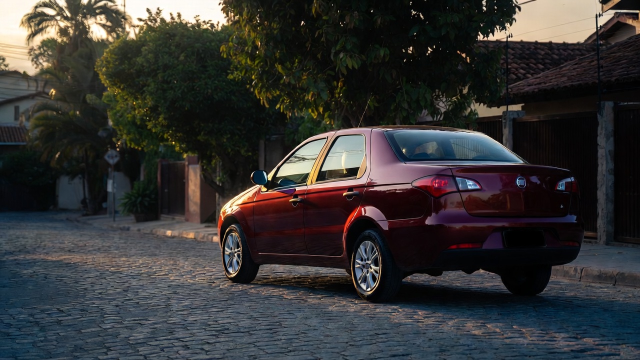 Escondendo um gigantesco porta-malas de 520 litros e motor de 88 cavalos, o sedan da famosa marca italiana transporta famílias inteiras por apenas 45 mil reais