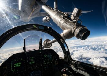 Esse avião conecta um cano em outro avião a 800 quilômetros por hora e transfere toneladas de combustível voando