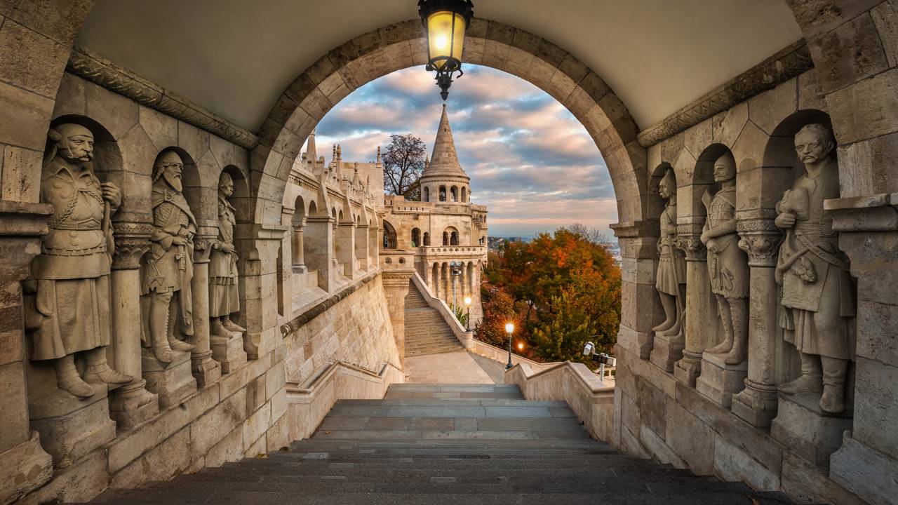 Com suas sete torres neorromânicas de 1895, o Bastião dos Pescadores tornou-se o mirante mais belo de Budapeste e um marco da história da Hungria