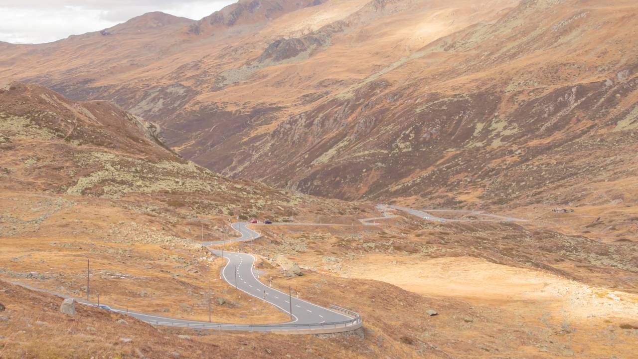 A estrada na Suíça atinge 2.383 metros de altitude; cercada por lagos alpinos, a Flüela Pass virou a rota mais alta e gelada entre Davos e Susch