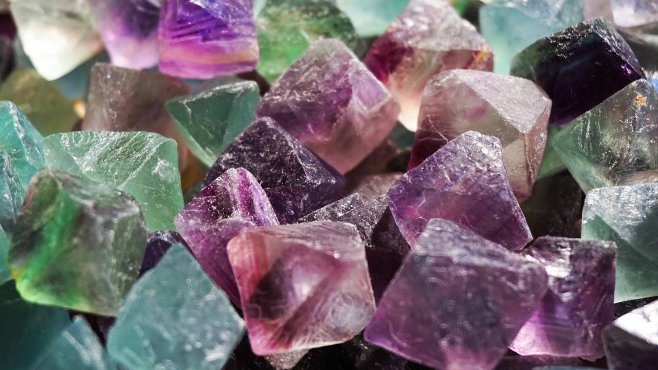 Esqueça o vidro comum, pois esta gema brilha sob luz ultravioleta e é vital para lentes de precisão, sendo o arco-íris da geologia