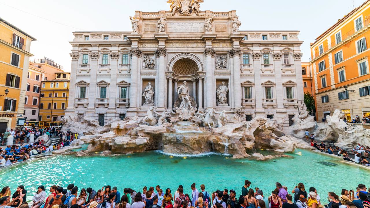 Com 26 metros de altura e esculturas barrocas de 1762, a Fontana di Trevi tornou-se a maior fonte de Roma e um ícone do turismo mundial na Itália