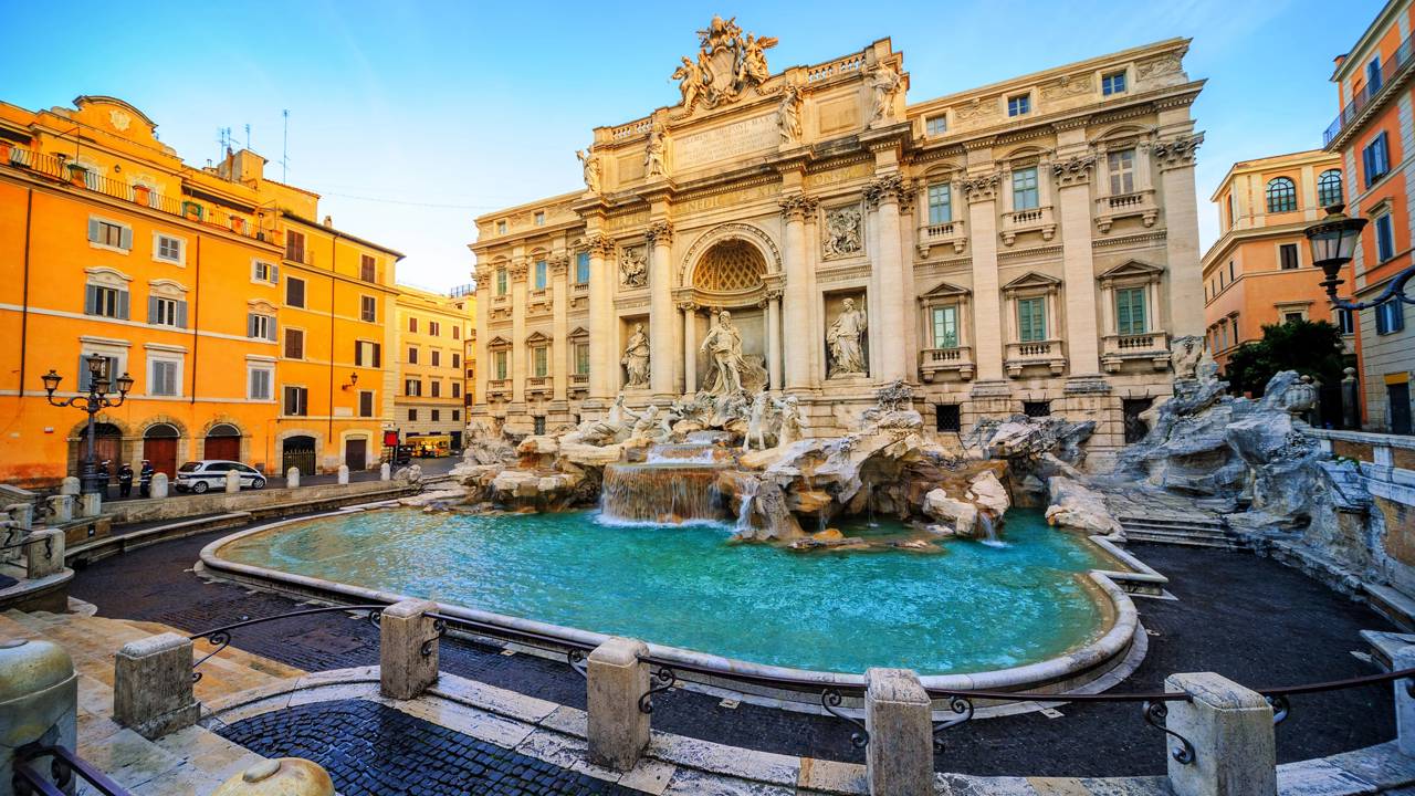 Com 26 metros de altura e esculturas barrocas de 1762, a Fontana di Trevi tornou-se a maior fonte de Roma e um ícone do turismo mundial na Itália