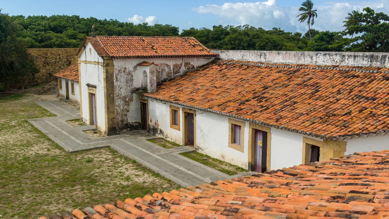 Com suas muralhas de pedra de 1631 e canhões históricos, a fortificação holandesa em Itamaracá tornou-se o maior símbolo da resistência em Pernambuco