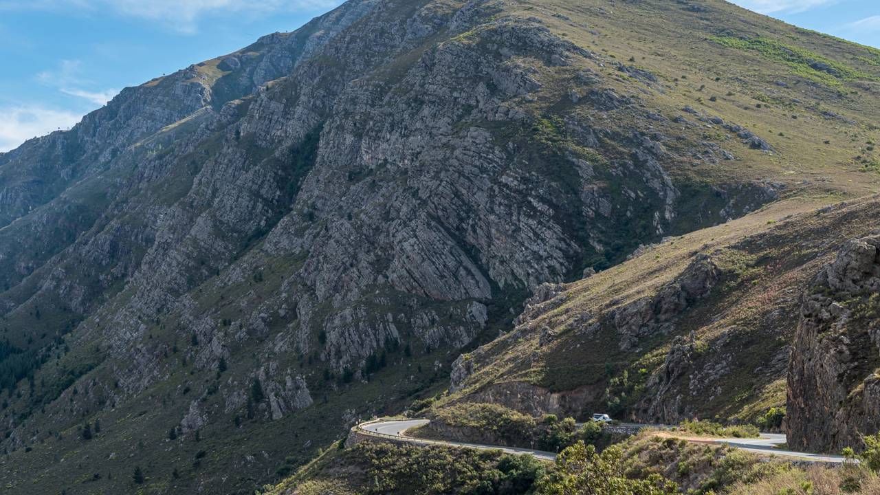 Estrada na África do Sul ganha fama por suas curvas a 701 metros de altitude, pois o trajeto de 1825 entre vinhedos virou a rota mais cênica do Cabo