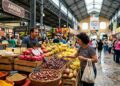 Com 15 mil metros quadrados de área e inaugurado em 1958, o mercado paranaense tornou-se o maior templo da gastronomia e dos produtos típicos de toda a Curitiba