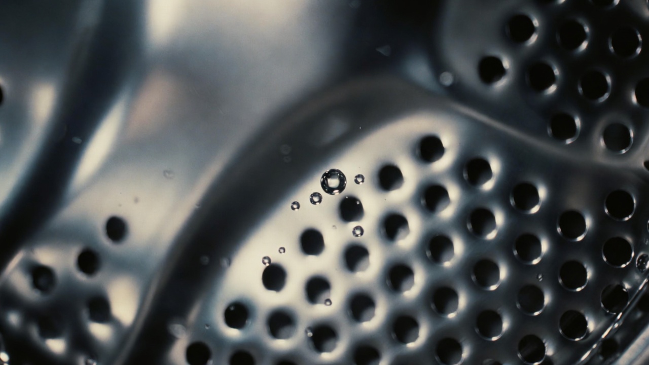 O ciclo de lavagem secreto com vinagre que deve fazer à sua máquina para as roupas nunca mais cheirarem a mofo